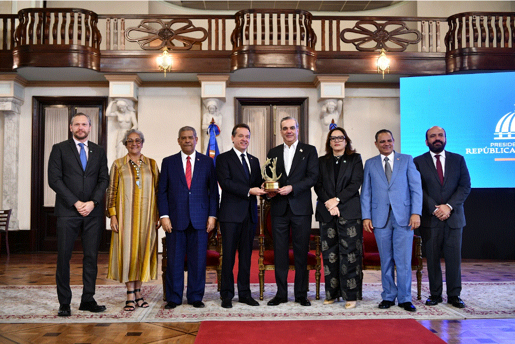 ITO BISONO Y ABINADER Otorgan al MICM el máximo galardón del Premio Nacional de la Calidad en Sector Público