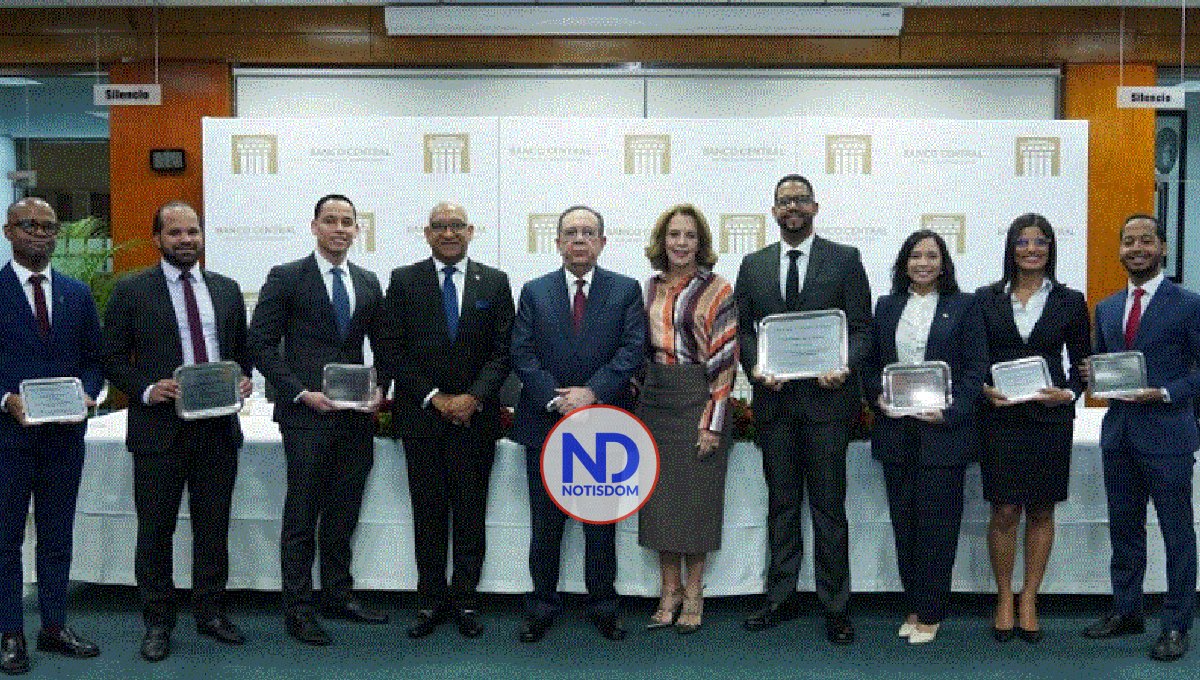 BCRD entrega premios Concurso de Economía Juan Pablo Duarte