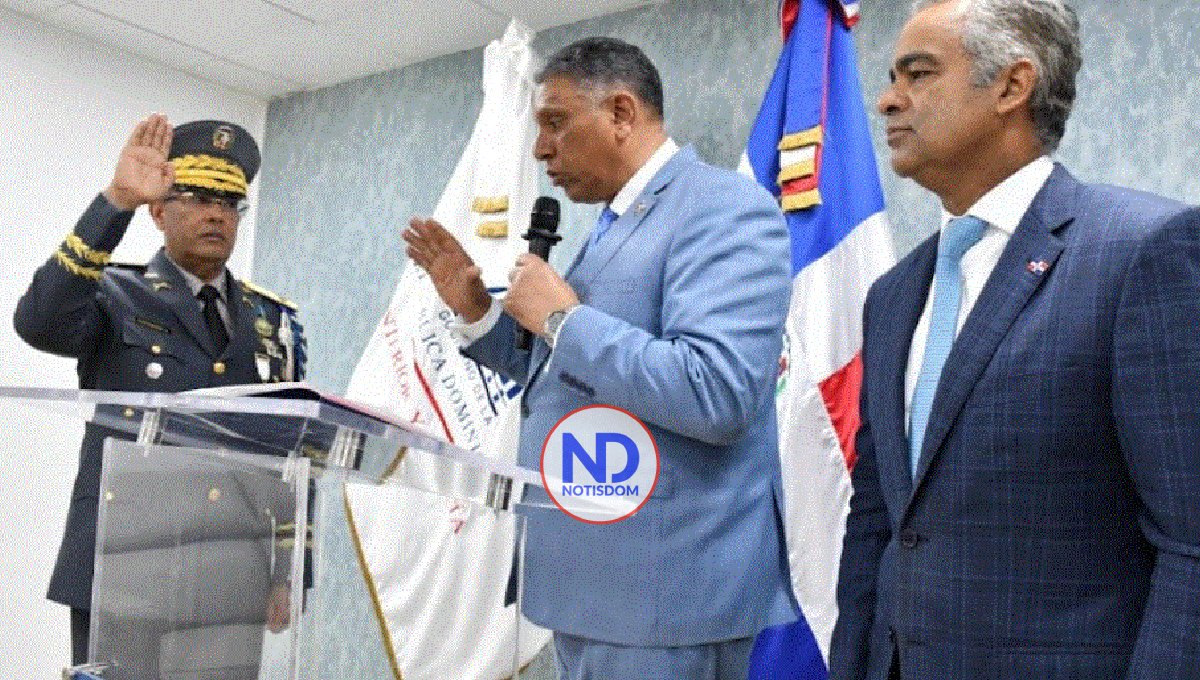 Ministro juramenta director PN; le exhorta asumir transformación