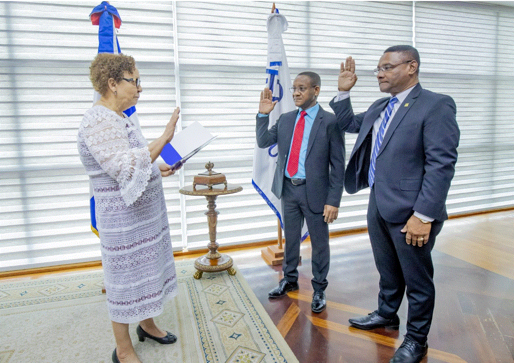 Procuradora juramenta nuevos miembros del consejo superior y académico del MP 3 MIRIAM GERMAN 33 Procuradora juramenta nuevos miembros del consejo superior y académico del MP