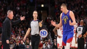 La polémica expulsión de Jokic no frena a los Nuggets en Chicago