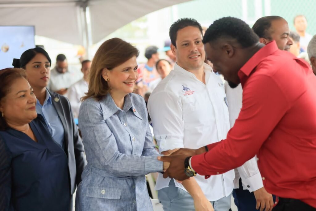 RAQUEL PENA 115 Vicepresidenta y Carlos Bonilla entregan obras, títulos de propiedad y bonos «Saldo Mi Hogar» en SDE