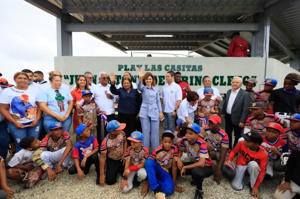 RAQUEL PENA 116 Vicepresidenta y Carlos Bonilla entregan obras, títulos de propiedad y bonos «Saldo Mi Hogar» en SDE