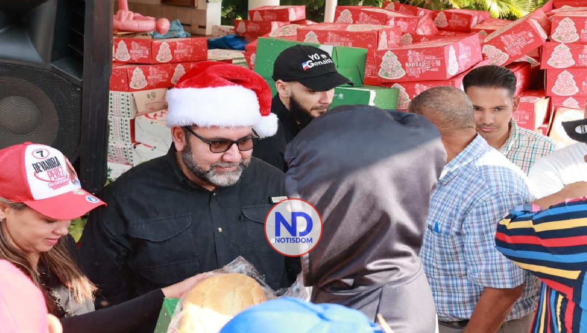 Senador de La Vega entrega canastas navideñas a familias de Jarabacoa