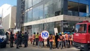 Un muerto, 4 heridos al caer de andamio en una construcción SD