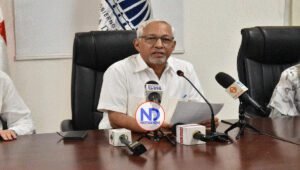 Ministro Educación se defiende; dice es «honesto y transparente»