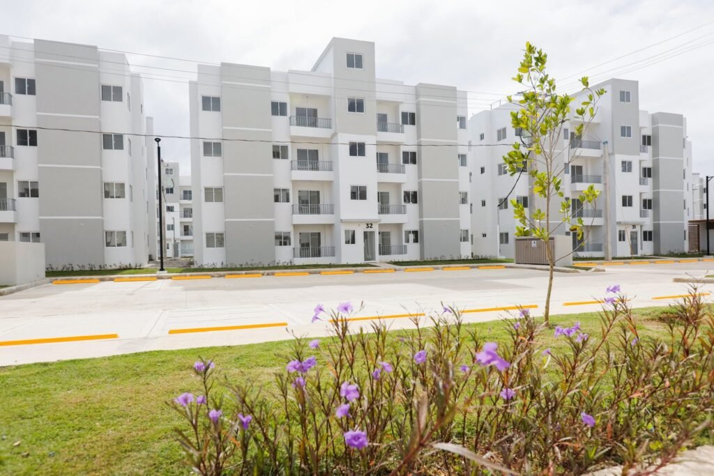 apartamentos 5 Vicepresidenta y Carlos Bonilla entregan obras, títulos de propiedad y bonos «Saldo Mi Hogar» en SDE