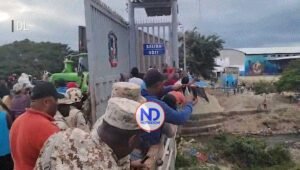 Haitianos derriban y tiran al río la puerta fronteriza de Dajabon
