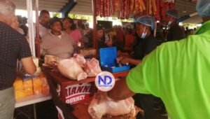 Ciudadanos se preparan para la Nochebuena