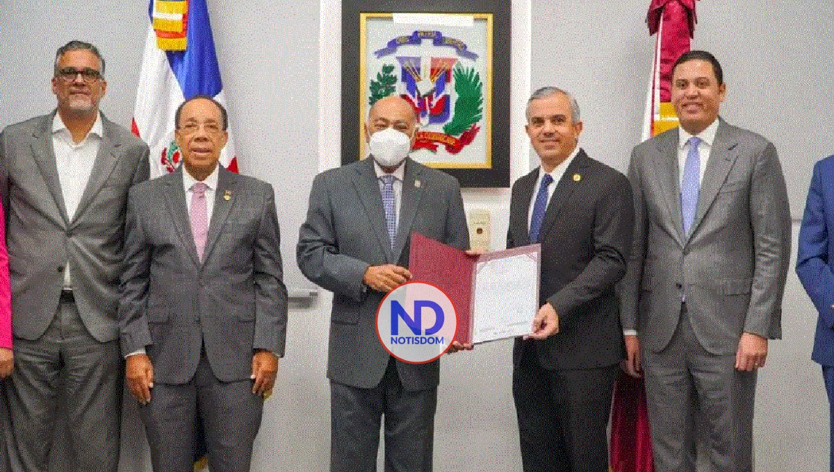 INESPRE entrega el título de propiedad del edificio del Tribunal Constitucional