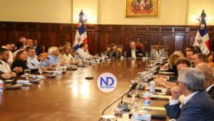 Presidente Abinader encabeza consejo de ministros y directores