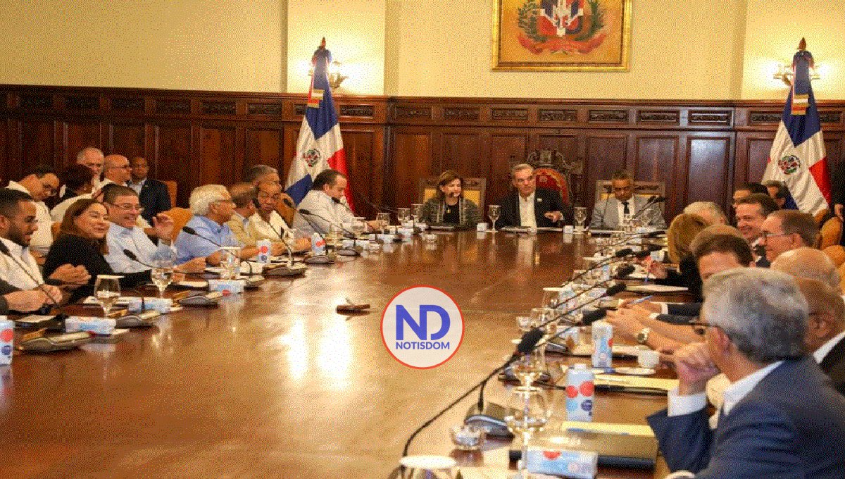 Presidente Abinader encabeza consejo de ministros y directores