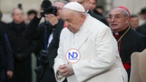 Cirujano que operó dos veces al papa es investigado por falsificación