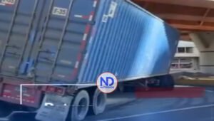 Patana queda atascada debajo de elevado de la 27 de Febrero