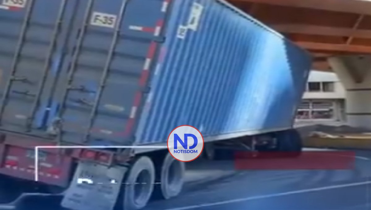 Patana queda atascada debajo de elevado de la 27 de Febrero