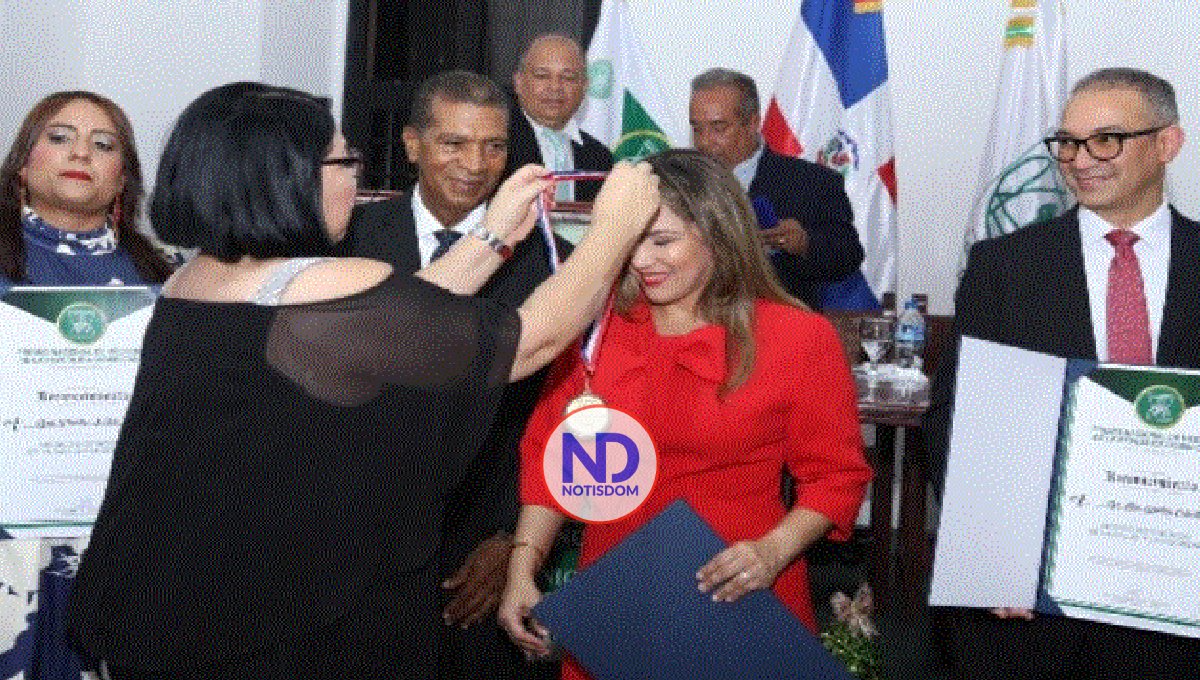 Premiado presidente de ADEOFA y del Hospital Central FFAA