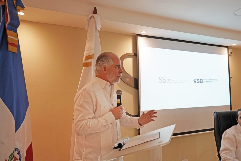 superintendente de banco 3 SIMV y SB ponen en consulta pública norma para facilitar acceso crédito de más de 34 mil inversionistas
