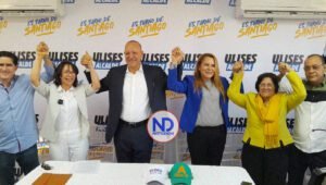 Ulises Rodríguez presenta compañera de boleta electoral en Santiago