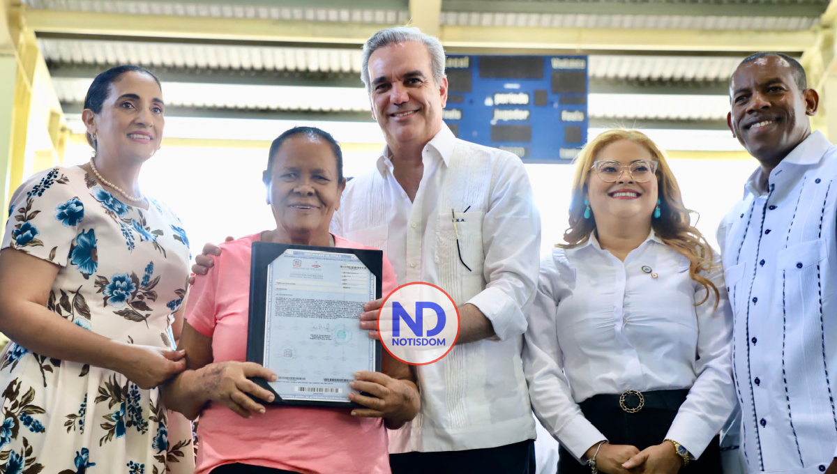 Abinader inicia 2024 entregando 800 títulos que benefician a más de 5 mil personas en Azua