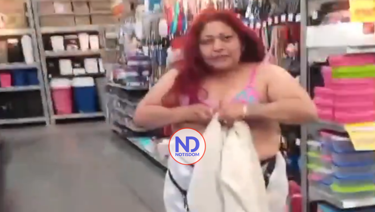 VIDEO | Una mujer acusada de robo en un supermercado decide quitarse la ropa frente a todos