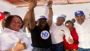 Candidato alcalde PRM juramenta 76 exmiembros PLD Y FP en Los Patos