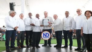 Abinader entrega 3,100 títulos de propiedad en SDE