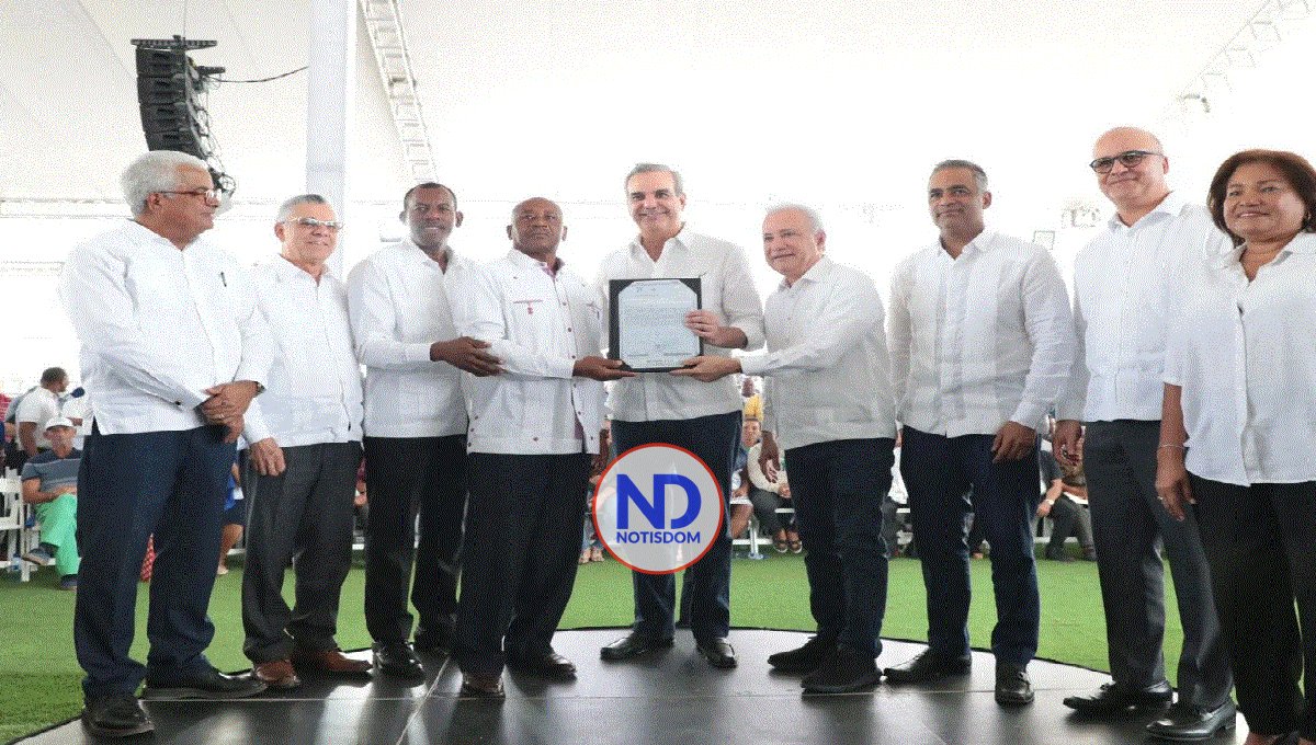 Abinader entrega 3,100 títulos de propiedad en SDE