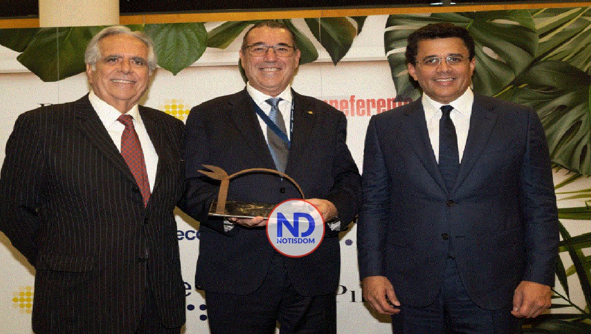 Reconocen a Juan Manuel Martín de Oliva en la FITUR 2 Reconocen a Juan Manuel Martín de Oliva en la FITUR