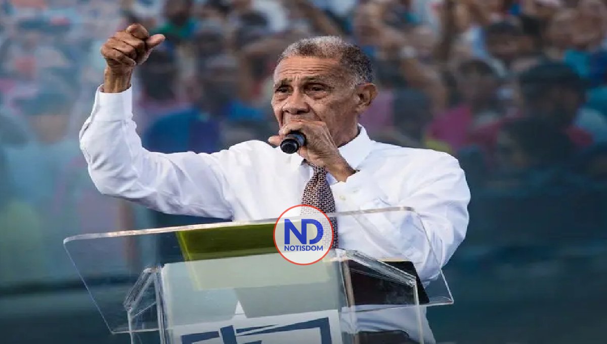 Pastor Ezequiel Molina ora por candidatos políticos en las próximas elecciones