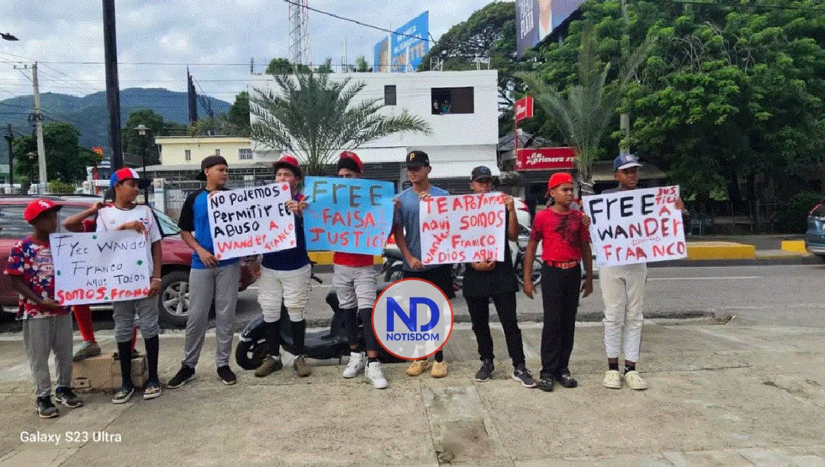 Con pancartas, niños se congregan en apoyo a Wander Franco
