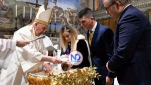 Papa Francisco bautiza a 16 niñas y niños en la capilla Sixtina