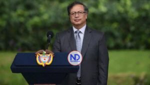 “No se retira la delegación colombiana hasta la posesión del presidente Arévalo»,asegura Petro