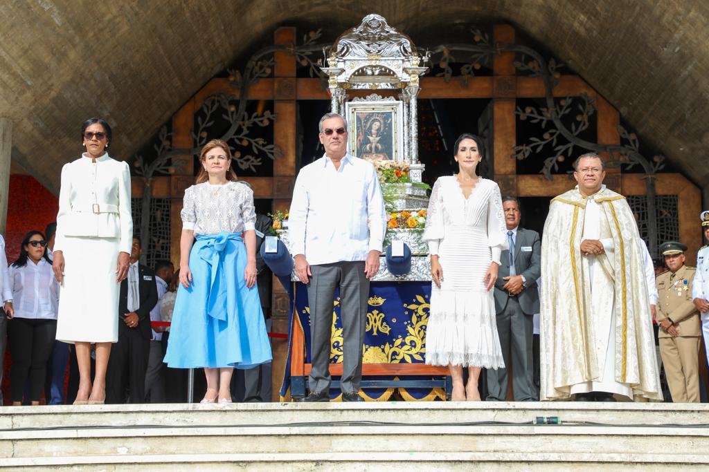raquel a y abinader Presidente asiste a eucaristía en honor a la Virgen de la Altagracia