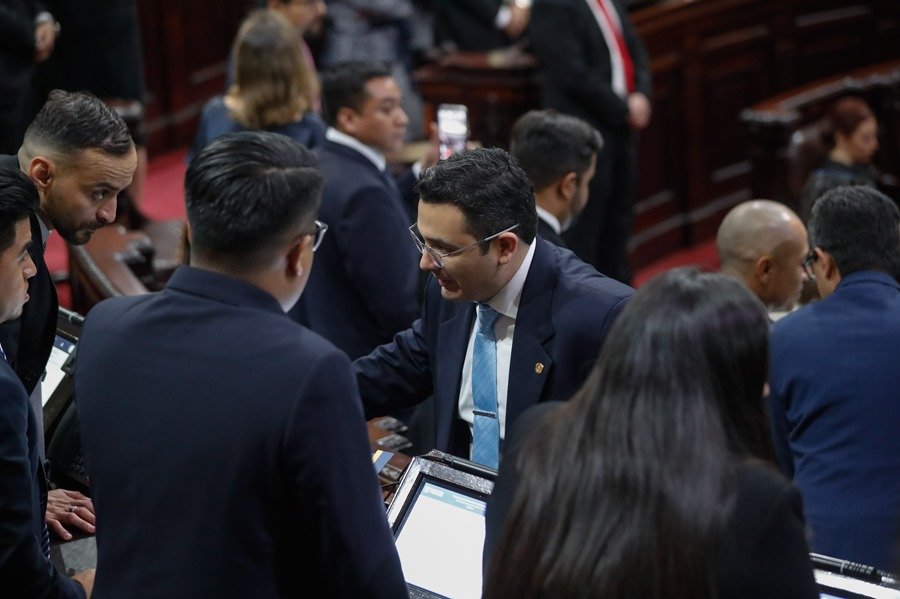 samuel perez Arévalo asume la presidencia de Guatemala tras horas de retraso