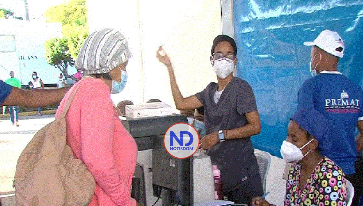 Población acude a vacunarse contra variante de covid-19