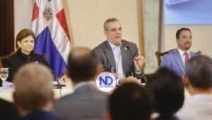 Abinader trabajó en 2023 horas equivalentes a más de tres años