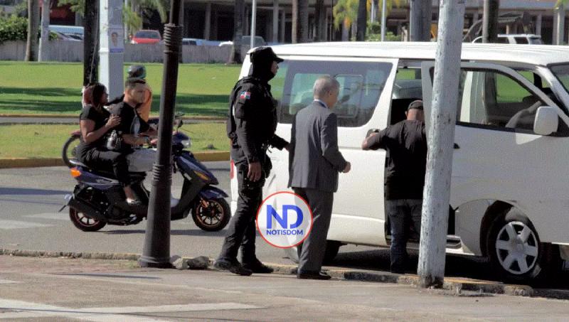 Ángel Lockward es trasladado a Puerto Plata para enfrentar nuevo cargo por difamación