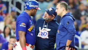 Yasiel Puig sale lastimado de una pierna en la final entre Licey y Tiburones