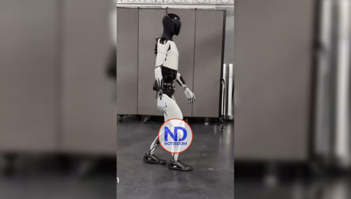 Musk muestra al androide de Tesla paseando por una fábrica 2 Musk muestra al androide de Tesla paseando por una fábrica