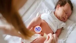 Mi bebé recién nacido de tres días hizo pipí como con sangre, ¿qué debo hacer?