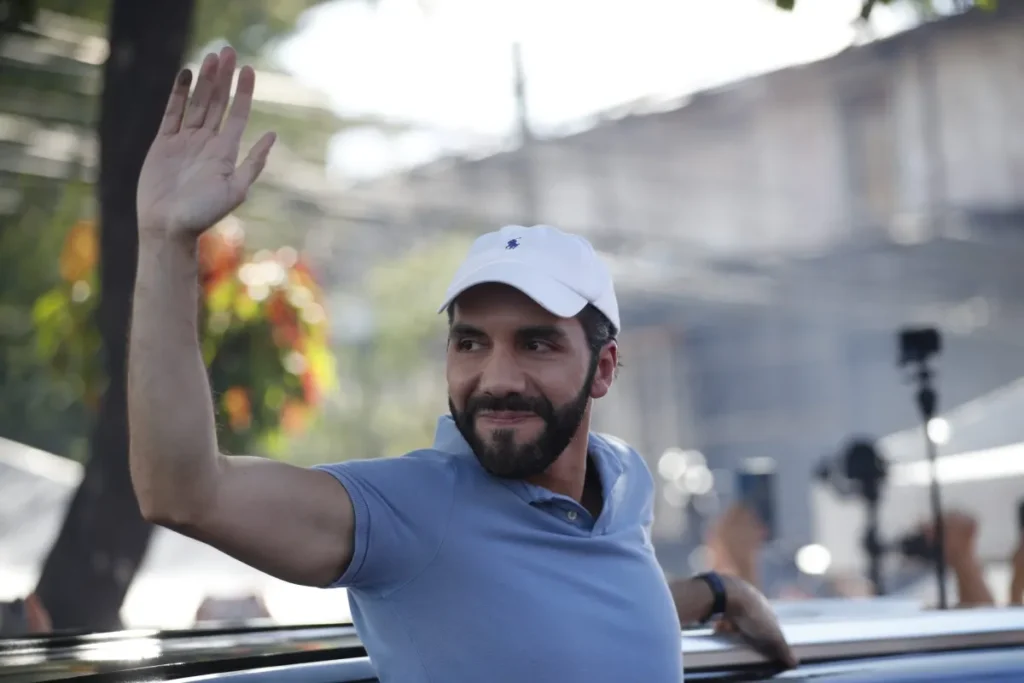 bukele 25 Empieza recuento papeletas en El Salvador; Bukele critica proceso