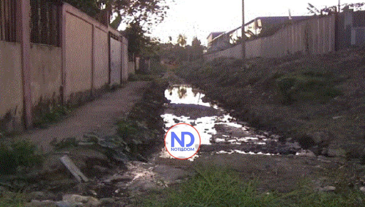 Inundaciones y lodazales por alcantarillas tapadas en Villa Tropicalia SDE