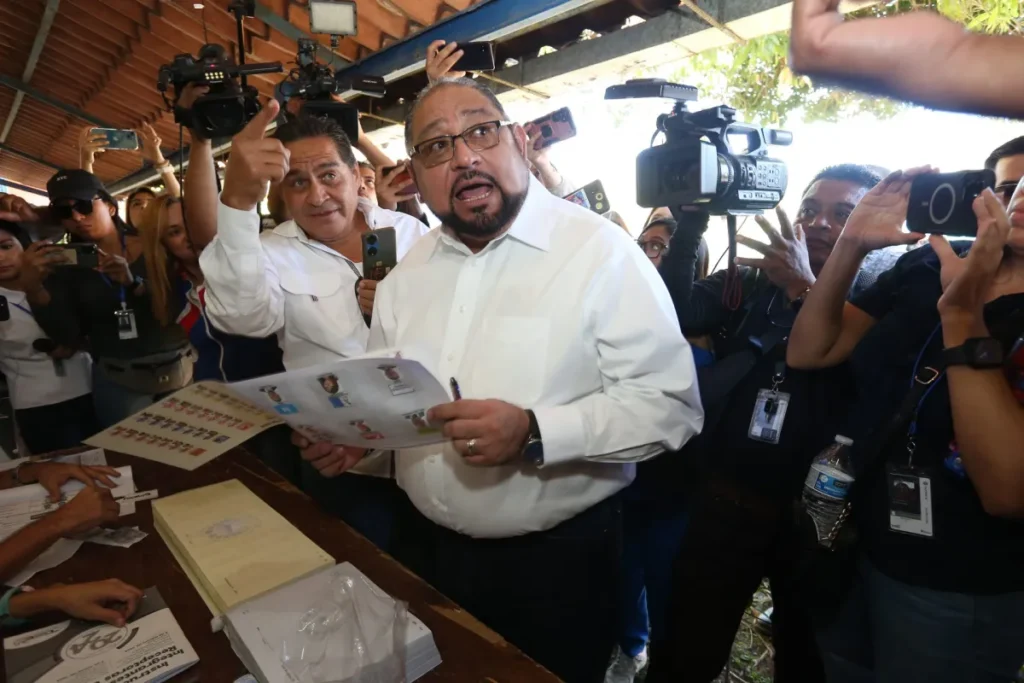 joel sanchez Empieza recuento papeletas en El Salvador; Bukele critica proceso