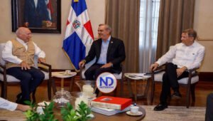 Abinader recibe al jefe de la Misión de la OEA y otros observadores electorales