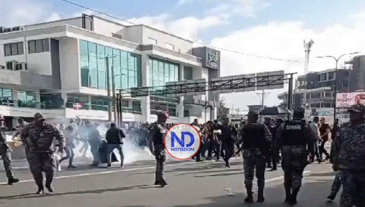 Se torna violenta marcha policías y militares pensionados en SD