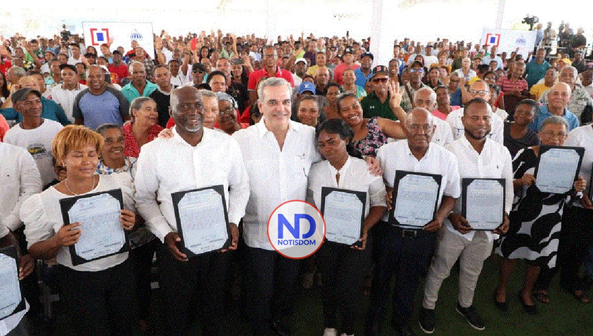 Abinader entrega 1,130 títulos en El Tamarindo, Santo Domingo Este