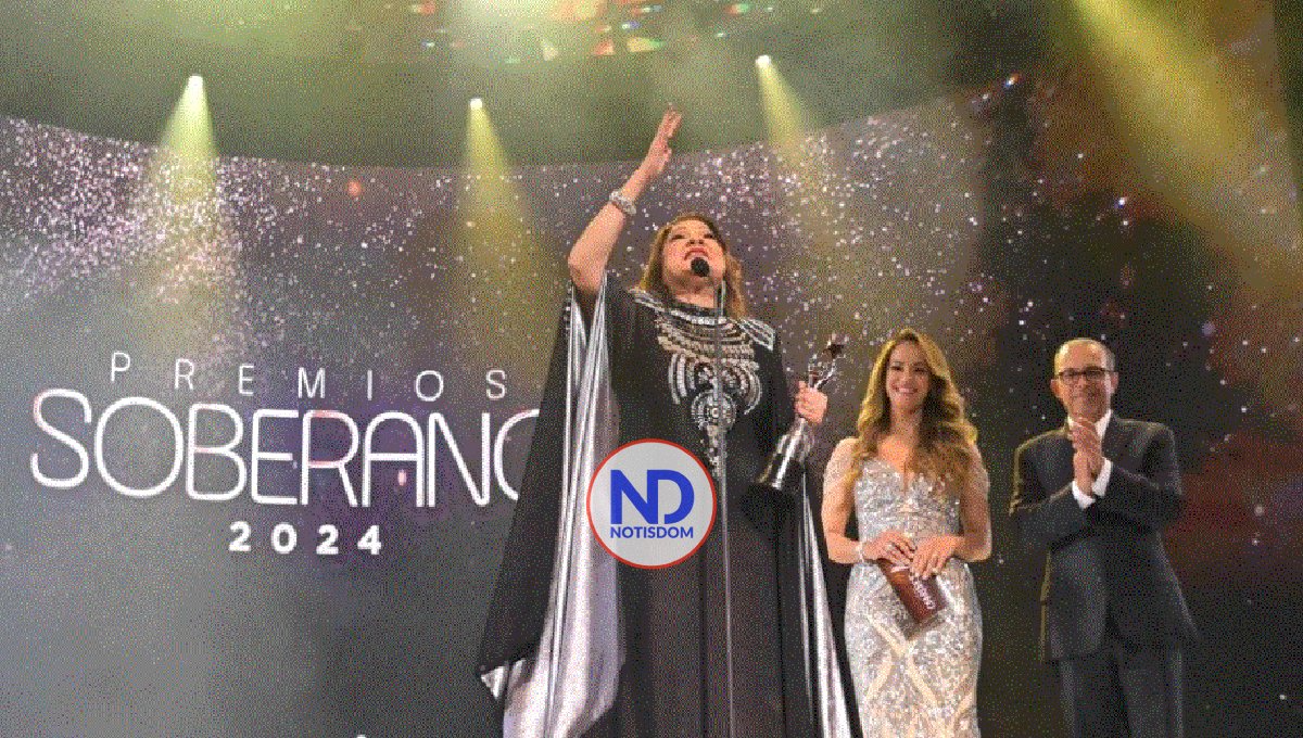 La cantante dominicana Angela Carrasco recibe el Gran Soberano