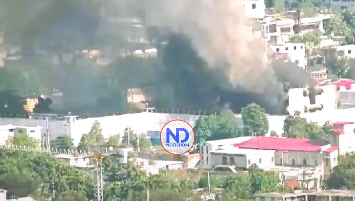 Fuego afecta la principal cárcel de Haití, de donde huyeron miles de presos