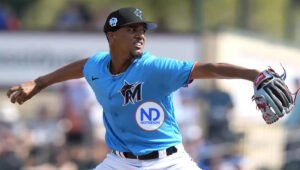 Eury Pérez abandona apertura por molestias en una uña