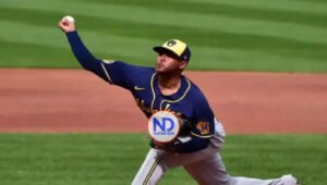 Dominicano Freddy Peralta gana al colombiano José Quintana en duelo de lanzadores